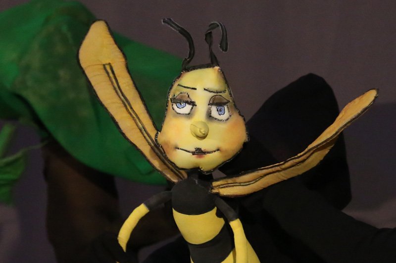 'Pčelica Maja': Gipke lutke i ljudi u crnom